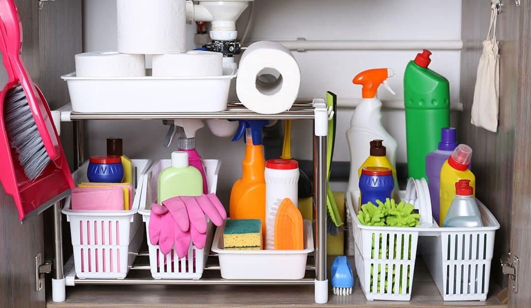 Como armazenar diferentes tipos de produtos de limpeza